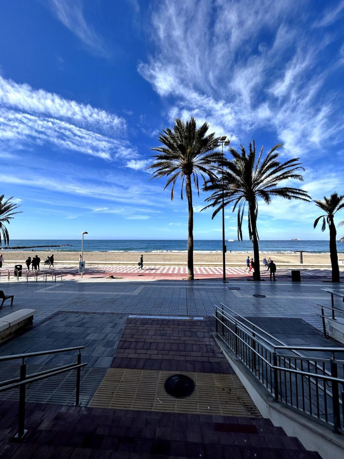 A Pasos Del Mar, 4 Habitaciones, Ac Y Reformado Appartement
